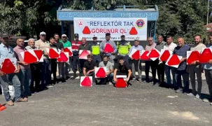 Amasya’da traktör sürücülerine reflektör uyarısı