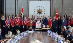 Cumhurbaşkanı Erdoğan, şampiyon voleybolcuları kabul etti
