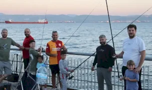 Gebze'de baba-çocuk balık tutma keyfi yaşadı