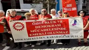 İzmir'de emeklilerden dikkat çeken geçim eylemi