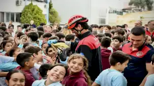 İzmir'de öğrencilere gerçeği aratmayan yangın tatbikatı