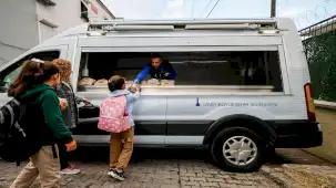 İzmir'de öğrencilere günlük beslenme desteği sürüyor