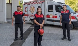 İzmir'de ihbara giden yangın ekibi yeni bir hayatın ilk anlarına tanıklık etti