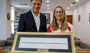 İzmir'de şampiyon okçu Dünya Yenihayat’tan Başkan Tugay'a ziyaret