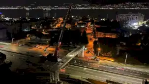 Kocaeli'de dev tabliye tek seferde monte edildi