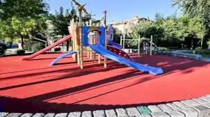 Manisa parklarında kauçuk zemin yenileme çalışması