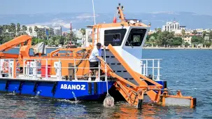 Mersin'de yetki bitse de deniz temizliği sürüyor