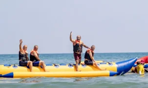 Mersin’de emekliler deniz keyfiyle buluştu