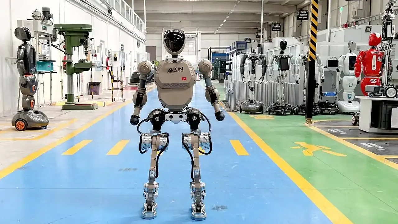 Yerli insansı Robot AKINCI 5, hızı ve çevre algısıyla büyüledi!