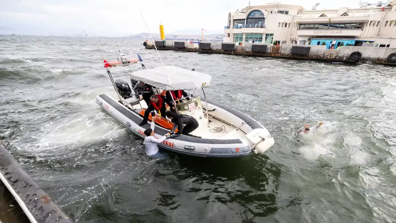 İzmir'de arabalı yolcu gemisinde tatbikat