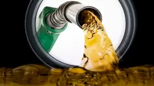 Benzinde beklenen şok zam kademeli geçişle önlendi