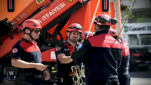 İzmir İtfaiyesi Buca'da kapsamlı kurtarma tatbikatı gerçekleştirdi