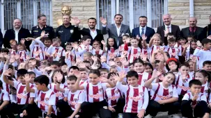 Yeniceköy'de 750 öğrenciye forma dağıtımı